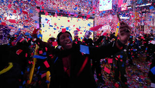 "עוף חול" מרחפנים - והפלת כדור הקריסטל בניו יורק