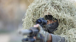 צלף של מגלן עם מדי הסוואה, מוכן לפעילות  