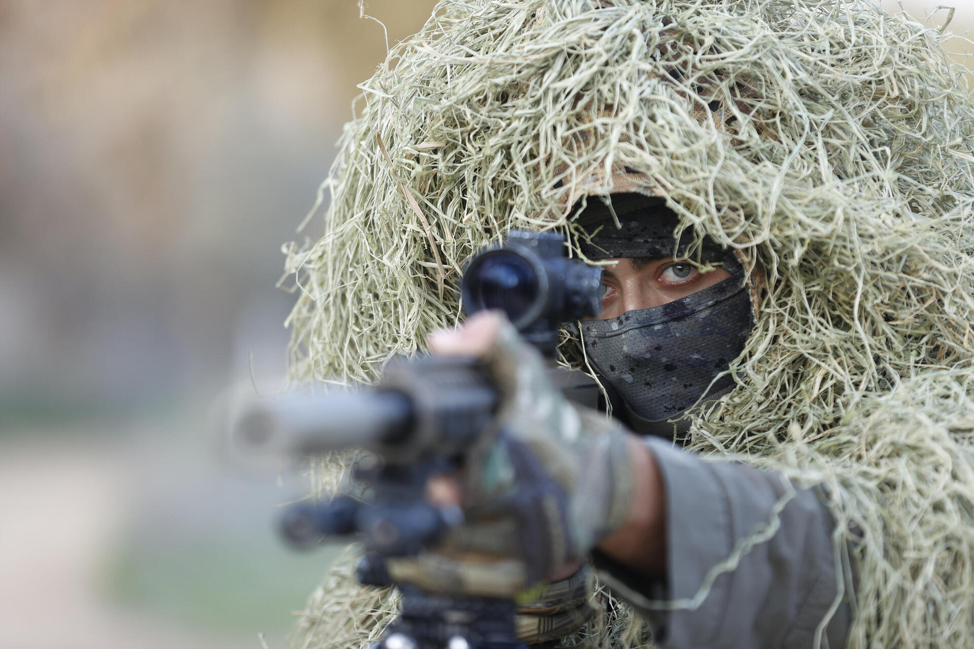 צלף של מגלן עם מדי הסוואה, מוכן לפעילות  