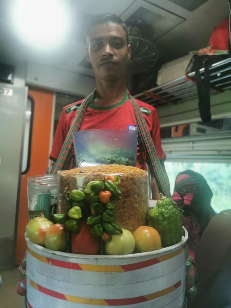 Selling food on the train מזנון נייד