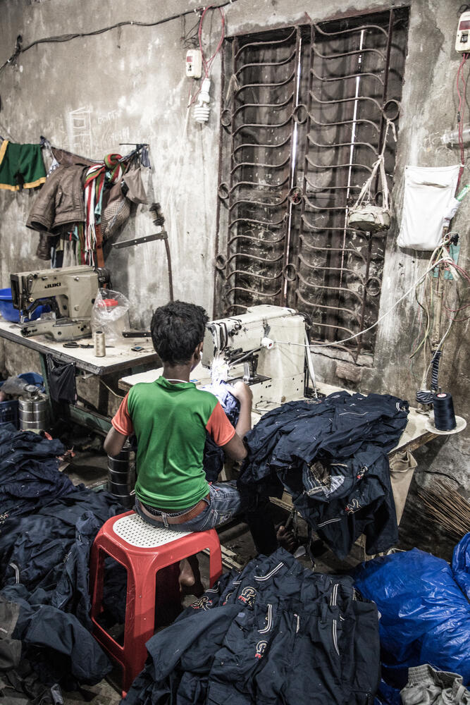A boy working in textile (Photo: StevenK / shutterstock) ילד עובד בבנגלדש