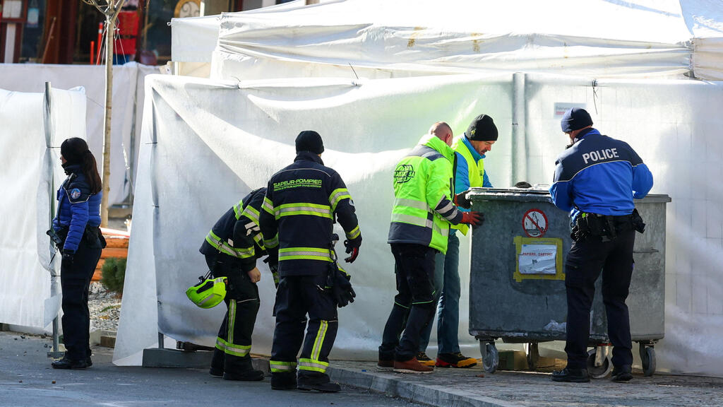 Осмотр места происшествия (Фото: REUTERS/Denis Balibouse) זירת פיצוץ בבר ב קראנס-מונטנה שווייץ עיירת סקי ב האלפים השווייצריים