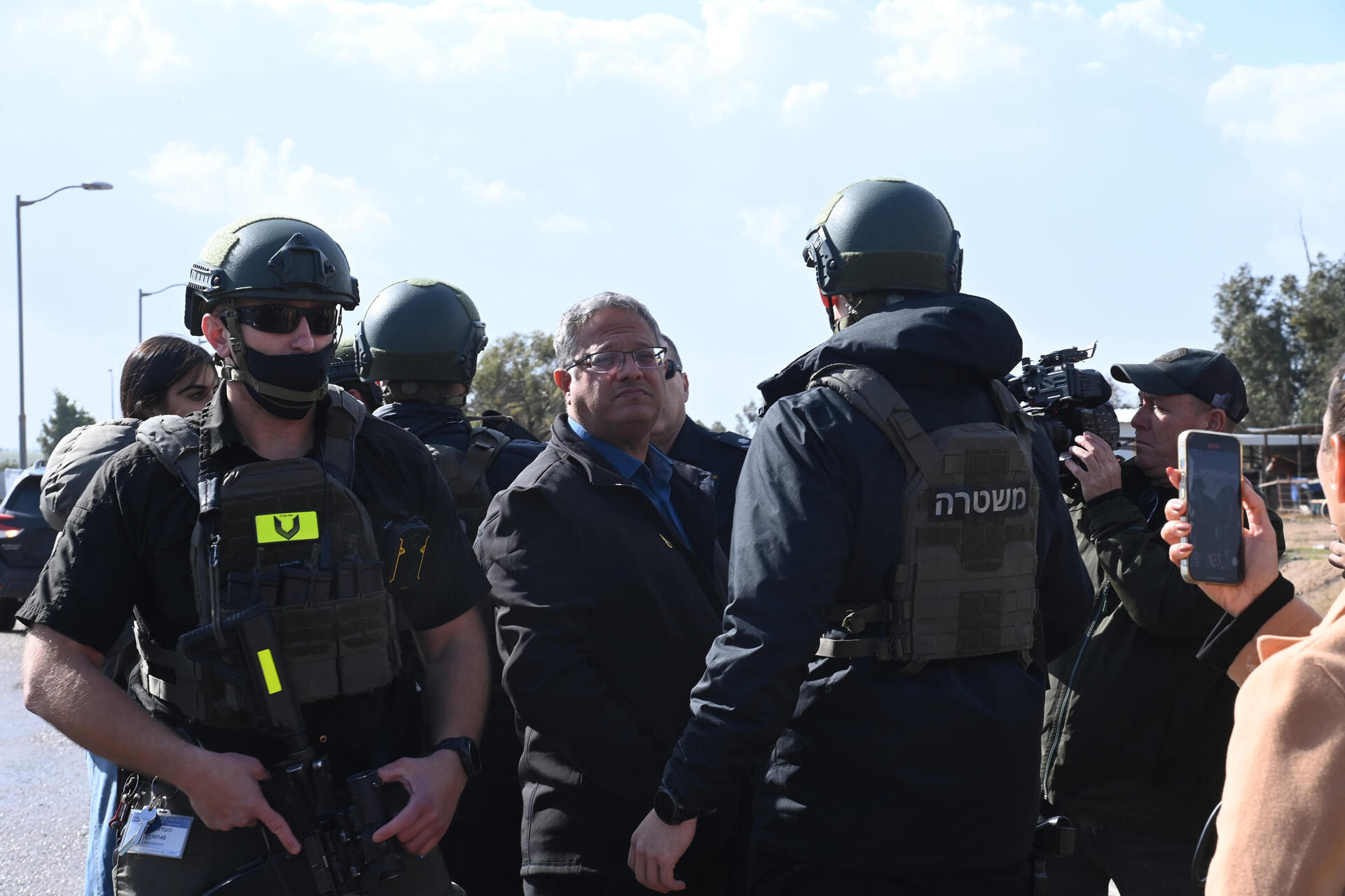 השר לביטחון לאומי בן גביר עם כוחות המשטרה ביישוב הבדואי תראבין 