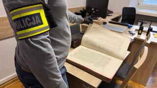 שוטר פולני עם כרך מהתלמוד הבבלי שאותר