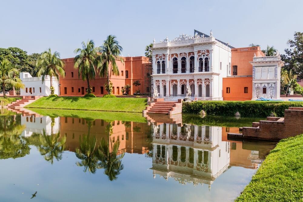 Sadarbari Rajbari (or Sardar Bari), a folk art museum in the city of Sonargaon, Bangladesh (Photo: Matyas Rehak /Shutterstock) ארמון רג'בארי סדארבארי (Sadarbari / Sardar Bari) – מוזיאון לאמנות עממית בעיר סונרגאון, בנגלדש