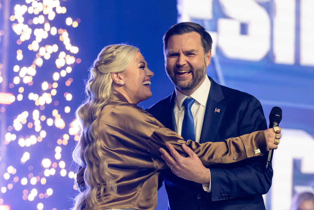 U.S. Vice President JD Vance and Charlie Kirk’s widow, Erika, at the TPUSA conference (Photo: Jon Cherry/AP) סגן נשיא ארצות הברית ג'יי.די ואנס וואלמנתו של צ'ארלי קירק, אריקה, בוועידת TPUSA