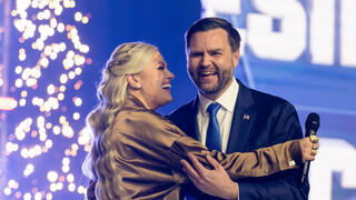 סגן נשיא ארצות הברית ג'יי.די ואנס וואלמנתו של צ'ארלי קירק, אריקה, בוועידת TPUSA