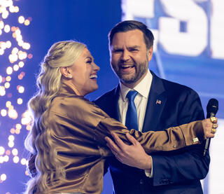 סגן נשיא ארצות הברית ג'יי.די ואנס וואלמנתו של צ'ארלי קירק, אריקה, בוועידת TPUSA