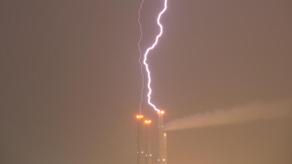  ברק מכה את תחנת הכוח בחדרה