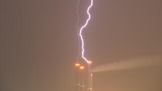  ברק מכה את תחנת הכוח בחדרה