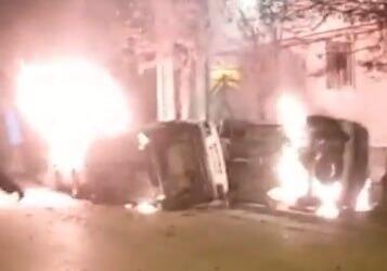 איראן הפגנות נגד המשטר כלי רכב בוערים ב אזנה ליד תחנת המשטרה