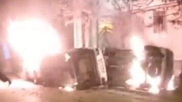 Беспорядки в Эзне на западе Ирана איראן הפגנות נגד המשטר כלי רכב בוערים ב אזנה ליד תחנת המשטרה