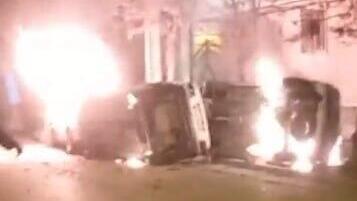 איראן הפגנות נגד המשטר כלי רכב בוערים ב אזנה ליד תחנת המשטרה