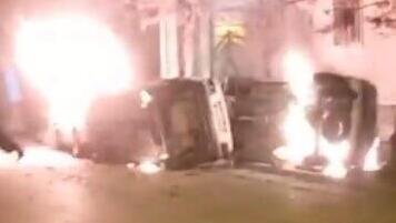 איראן הפגנות נגד המשטר כלי רכב בוערים ב אזנה ליד תחנת המשטרה