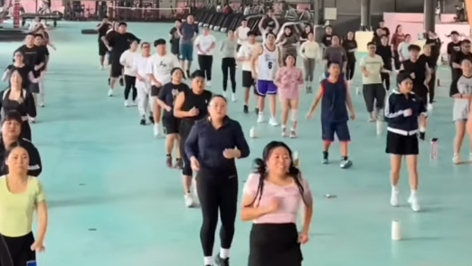 תפריט של ביצים ומלפפונים: מחנות ההרזיה של סין