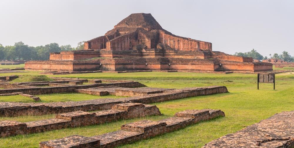 The ancient Somapura Mahavihara, also known as the Paharpur Buddhist Monastery, a UNESCO World Heritage Site (Photo: Cyrille Redor / Shutterstock) סומאפורה מהאוויהארה העתיקה, הידועה גם כמנזר הבודהיסטי פהארפור – אתר מורשת עולמית של אונסק"ו