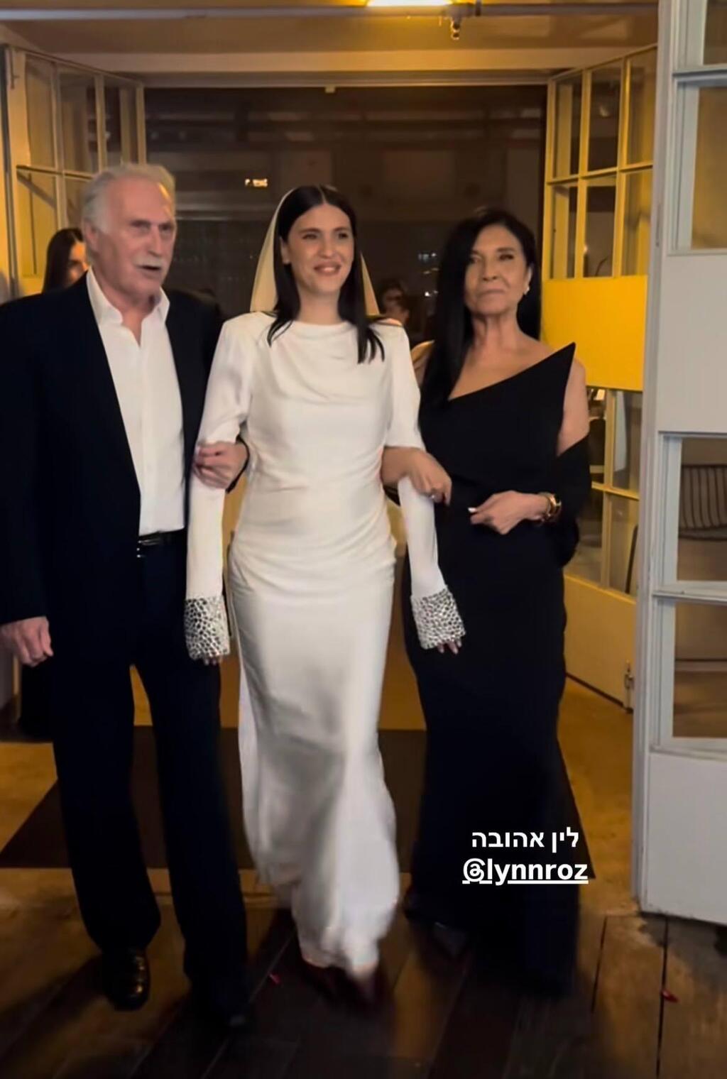 הכלה היפה לצד ההורים שלה (צילום מסך) לאה שנירר חתונת הבן