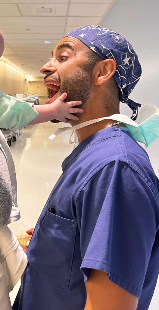 דניאל ברל בעבודתו כרופא