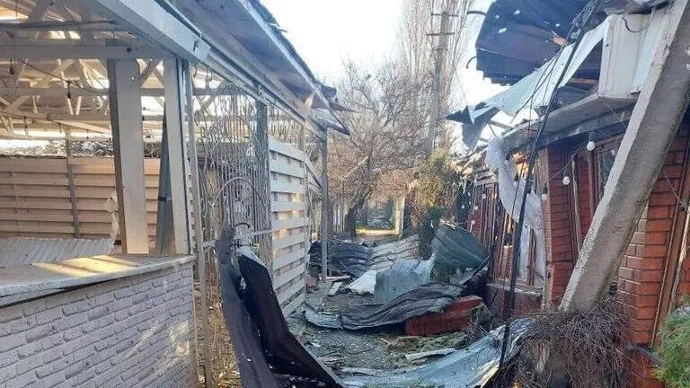 An image published by Russian media that it said shows the attack site in Moscow-controlled Kherson תמונה שלטענת רוסיה צולמה בזירת פגיעה של מתקפת כטב"מים של אוקראינה באזור בשטח שנכבש על ידי רוסיה במחוז חרסון בדרום אוקראינה