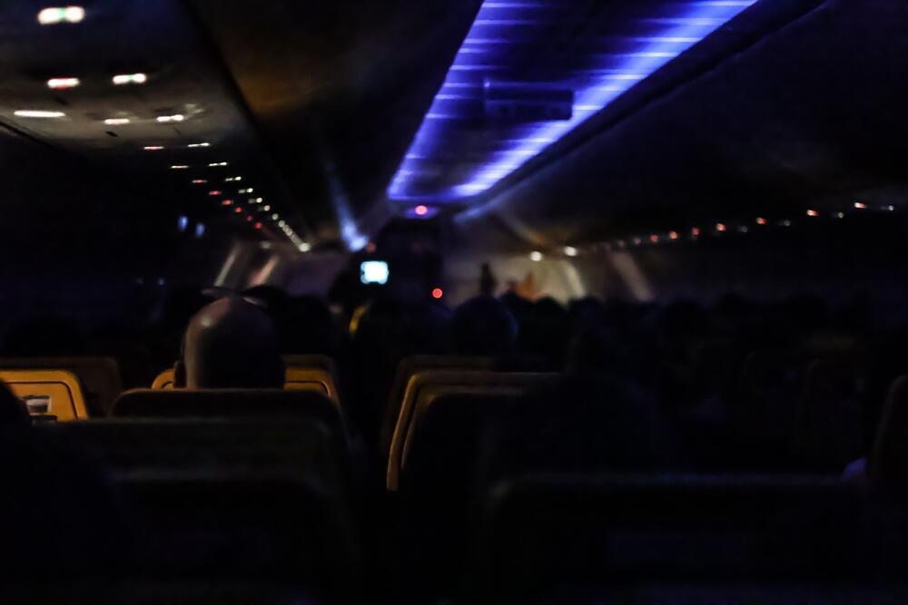 Calls for help rang out in the middle of the night as most passengers slept in the darkened cabin (Photo: LadyLensArt / shutterstock) טיסת לילה