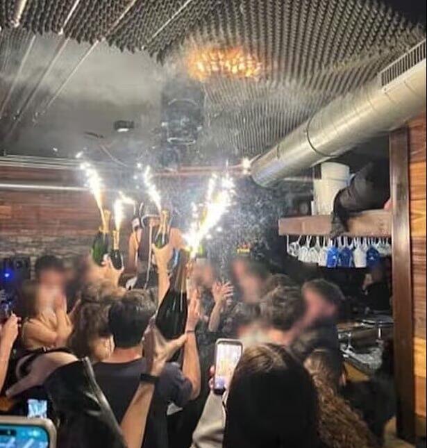 Sparkler candles attached to champagne bottles likely caused the fire after striking the ceiling lined with sound-insulating foam panels המסיבה באתר הסקי בשווייץ לפני האסון