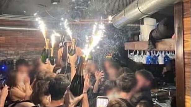 Fireworks on champagne bottles shortly before the fire broke out
המסיבה באתר הסקי בשווייץ לפני האסון