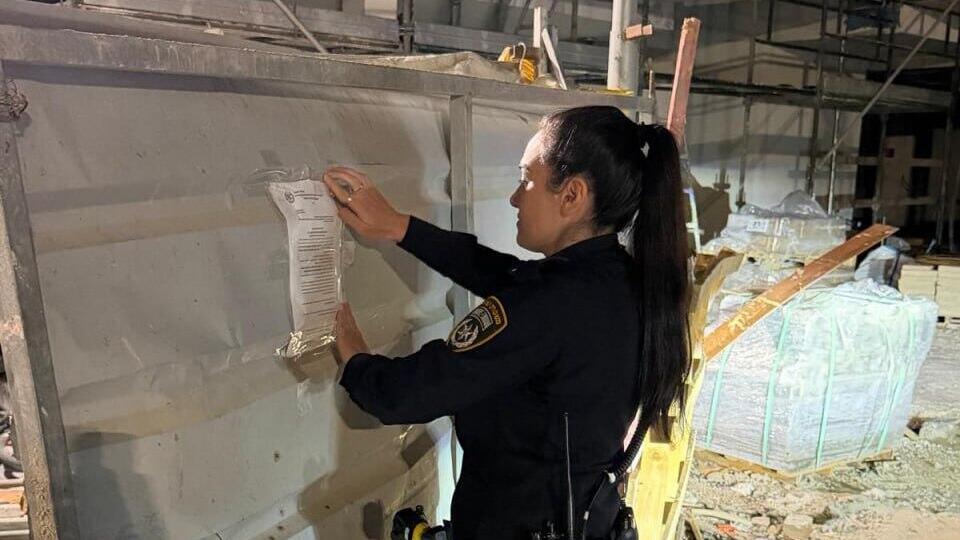 שוטרת תולה צו סגירה לאתר בנייה בבת ים שהועסק בו שב"ח בלתי חוקי