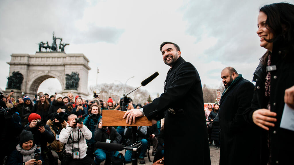Инаугурация Мамдани (Фото: AP Photo/Eduardo Munoz Alvarez) זוהראן ממדאני במסיבת עיתונאים בניו יורק