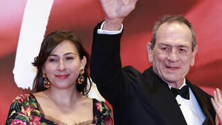 טומי לי ג'ונס עם בתו, ויקטוריה (משמאל)