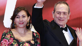 טומי לי ג'ונס עם בתו, ויקטוריה (משמאל)