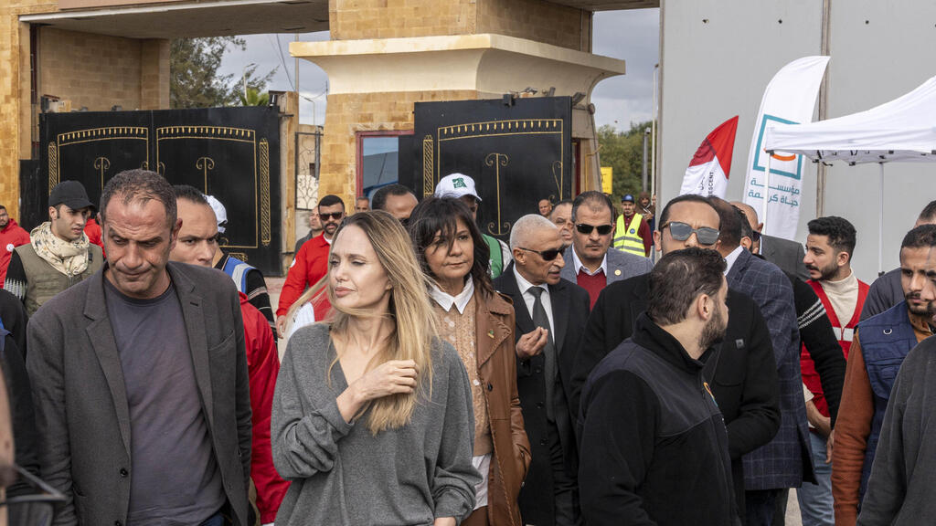 אנג'לינה ג'ולי מבקרת בצד המצרי של מעבר רפיח