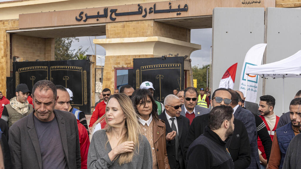 אנג'לינה ג'ולי מבקרת בצד המצרי של מעבר רפיח