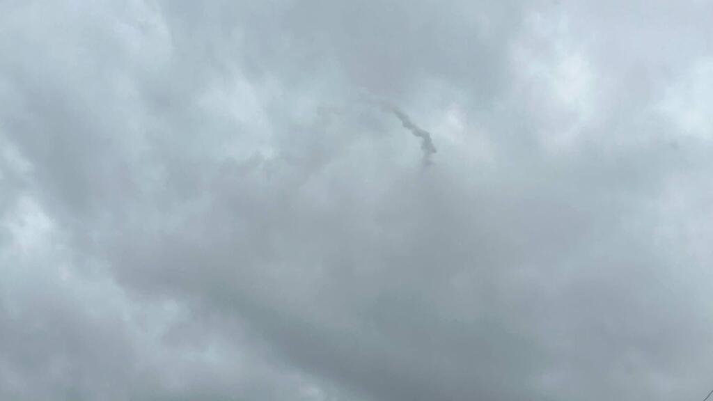 The interceptor’s trail in the skies over Safed (Photo: Bar Zaga) שובל המיירט בשמי צפת