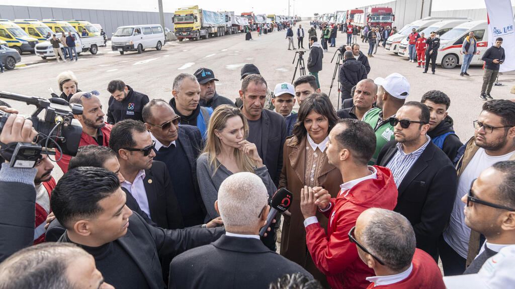 אנג'לינה ג'ולי מבקרת בצד המצרי של מעבר רפיח