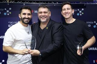 Eilon Elhaddad and Eylam Milner receiving the award from Yossi Melamed, CEO of the Mamram Association