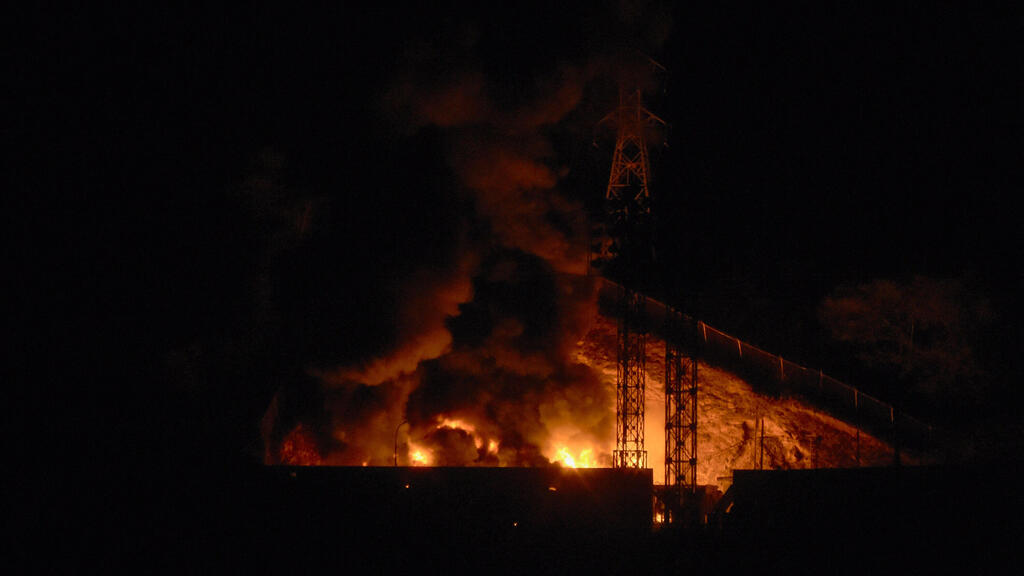 אש בוערת בבסיס פוארטה טיונה שבקראקס