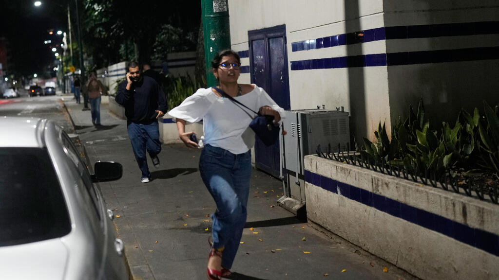 Panic in the streets of Caracas this morning (Photo: AP Photo/Matias Delacroix) בהלה ברחובות קראקס