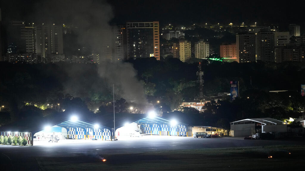 Smoke at La Carlota airport in Caracas (Photo: AP Photo/Matias Delacroix) עשן בנמל התעופה לה קרלוטה שבקראקס