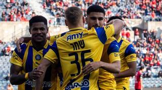 עידו שחר חוגג עם חבריו