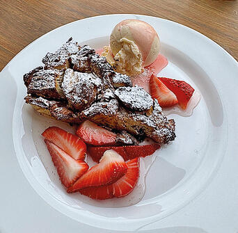 Fruits on the side. Wild Bread, Kfar Daniel (Photo: Amir Kaminer) הפירות ליד. ”ווילד ברד“, כפר דניאל