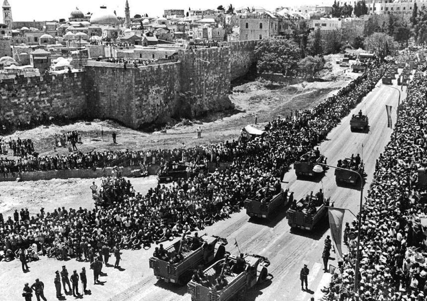 The IDF parade passes through East Jerusalem (Photo: Dan Hadani) מצעד צה”ל עובר דרך מזרח ירושלים