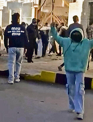 נגמרה הדיפלומטיה מפגינים תוקפים מבנה ממשלתי בפאסה