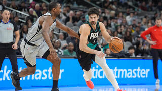 שחקן פורטלנד טרייל בלייזרס דני אבדיה מול שחקן סן אנטוניו ספרס הריסון בארנס