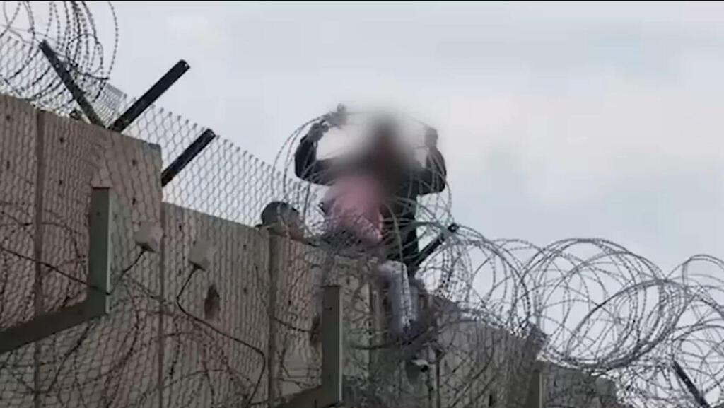 Подозреваемый с девочкой (Фото: полиция) תיעוד מהברחת הילדה דרך הגדר בירושלים