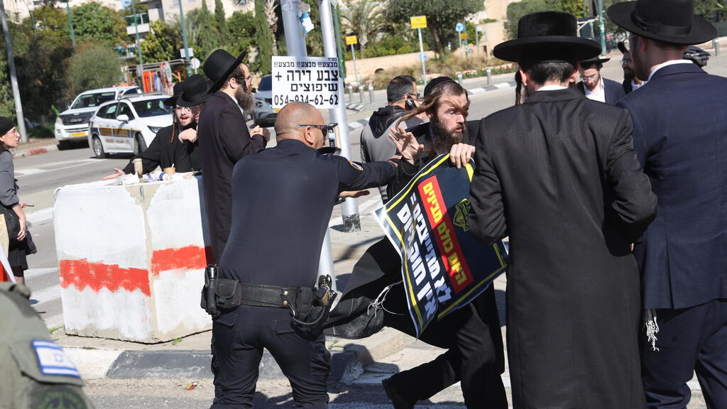 עימותים בין משטרה למפגינים חרדים בזמן גיוס חרדים בבקו"ם