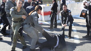 עימותים בין משטרה למפגינים חרדים בזמן גיוס חרדים בבקו"ם