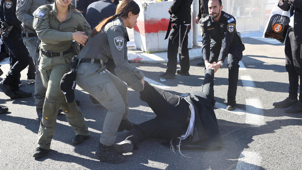 עימותים בין משטרה למפגינים חרדים בזמן גיוס חרדים בבקו"ם