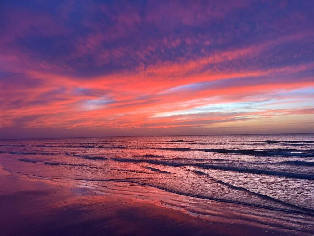 Red sunset at Bahad 8 (Photo: Liri Raz) שקיעה אדומה בבה"ד 8
