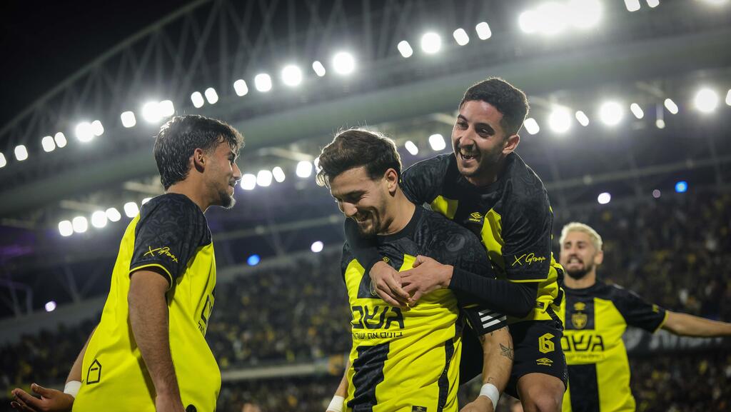 שחקני בית"ר חוגגים