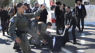 עימותים בין משטרה למפגינים חרדים בזמן גיוס חרדים בבקו"ם